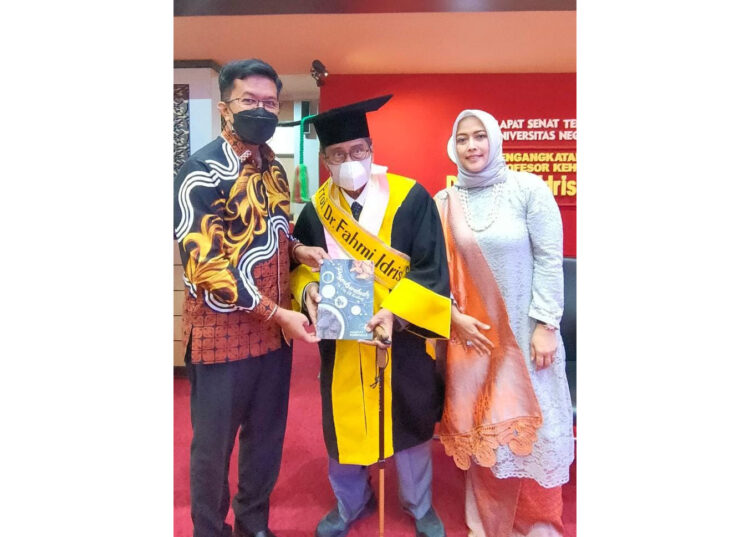 Erwin Yunaz Hadiri Pengukuhan Profesor Kehormatan UNP Fahmi Idris 1 SERAHKAN BUKU— Wawako Erwin Yunaz menyerahkan buku City of Randang kepada Fahmi Idris.