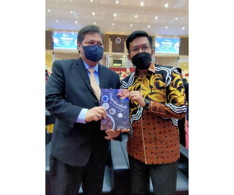 BUKU CIZTY OF RANDANG— Wakil Wali Kota Payakumbuh Erwin Yunaz menyerahkan buku City of Randang kepada Menteri Airlangga Hartanto.