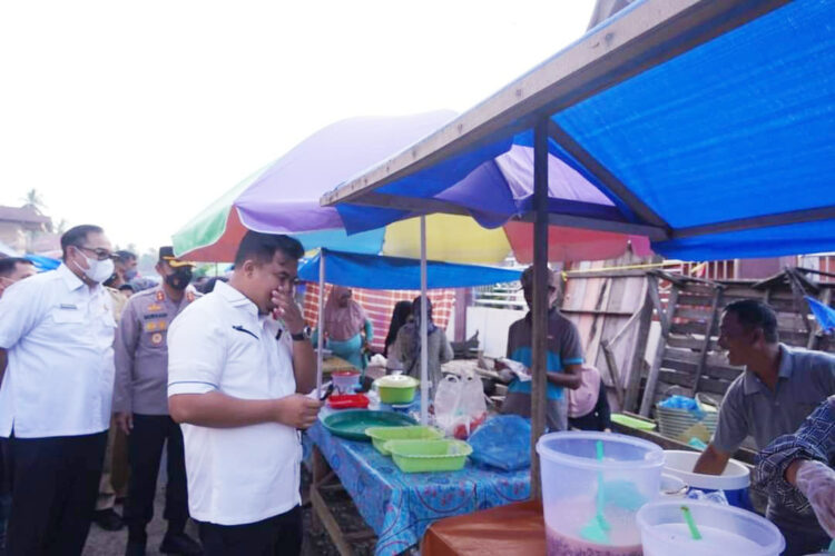 PASAR PABUKOAN— Bupati Sutan Riska bersama Forkopimda saat meninjau dan berinteraksi dengan sejumlah pedagang pabukoan di Pasar Pabukoan Pulau Punjung.