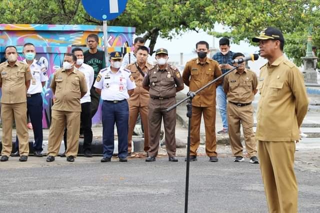 SAMBUTAN— Wako Genius Umar berikan sambutan saat apel  persiapan pesta pantai.