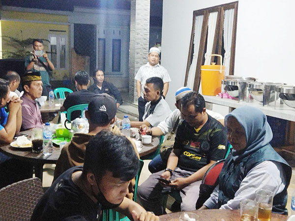 Ferizal Ridwan Gelar Buko Basamo dengan Wartawan, Eratkan Silaturahmi, Menjaga Tradisi Menegakkan Syarak 1 SAMPAIKAN PROGRAM—Ferizal Ridwan menyampaikan program-program PakSa saat Ramadhan 1443 H kepada wartawan ketika berbuka bersama di kediamannya.
