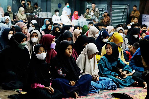 Bentuk perhatian dan kepedulian terhadap anak yatim piatu, Flipper’s Organization beri santunan dan berbuka bersama 160 anak yatim piatu, Minggu (17/4) di Gedung Institut Seni Indonesia (ISI) Padang Panjang.
