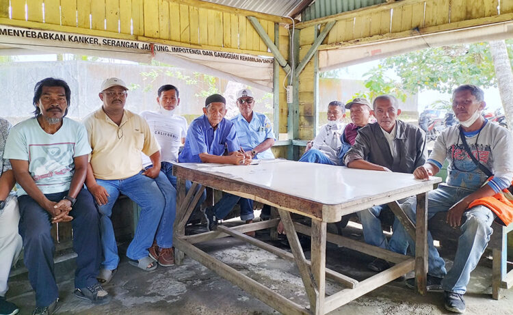 JUMPA PERS— Anggota Koperbam Teluk Bayur saat mengadakan jumpa pers.