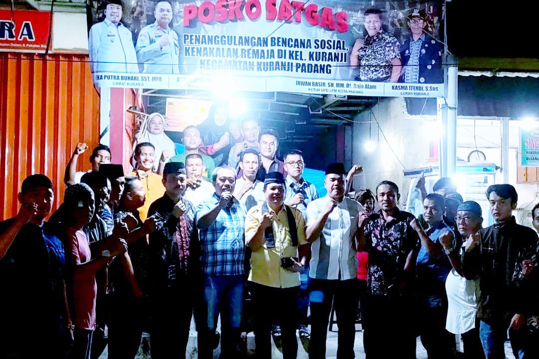 Foto bersama usai meresmikan Posko Satgas penanggulanagan becana sosial dan kenakalan remaja