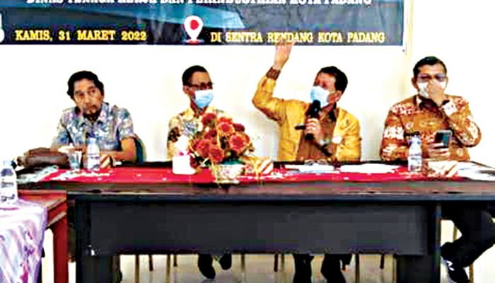 PERTEMUAN— Kepala Dinas Tenaga Kerja dan Insdustri Kota Padang, Dian Fakri saat menghadiri pertemuan LKS Tripartit Kota Padang, beberapa waktu lalu di Sentra Rendang Kota Padang.