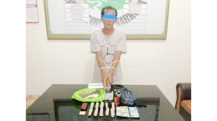 Pria Lansia Nekat Jualan Ganja di Kabupaten Agam 1 JUAL GANJA— Pelaku AS yang sudah lanjut usia ditangkap jajaran Satresnarkoba Polres Agam lantaran nekat menjual ganja.