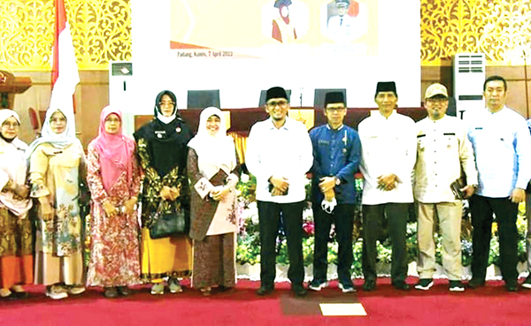 FOTO BERSAMA— Rektor UIN Imam Bonjol Padang Prof. Martin Kustati berfoto bersama dengan Wako Padang Hendri Septa dan jajaran usai Apel Kesiapan Pelaksanaan Pesantren Ramadhan di Auditorium Prof. Mahmud Yunus, Kampus UIN Imam Bonjol Padang, Kamis (7/4) lalu.