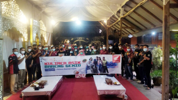 BERBUKA BERSAMA—Menara Agung ajak komunitas Honda berbuka bersama yang bertajuk Kuliner Asik Bareng Genio.