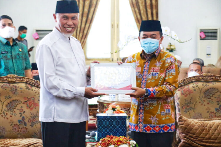 BANTUAN GEMPA PASAMAN-PASBAR— Gubernur Jambi Al Haris serahkan bantuan secara simbolis pada Mahyeldi untuk korban gempa di Sumbar masing masing Pasaman dan Pasaman Barat.