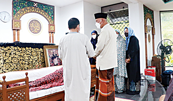 Gubernur Mahyeldi Melayat ke Rumah Duka H. Nurli Zakir 1 MELAYAT— Gubernur Sumbar Mahyeldi melayat ke rumah duka pengusaha umrah dan haji serta tokoh masyarakat, H. Nurli Zakir, yang berpulang ke Rahmatullah di RSUP M. Djamil Padang, Selasa (5/4) pukul 17.17 WIB, di kediamannya di kawasan Lubuak Minturun, Sungai Lareh, Kototangah, Rabu (6/4) pagi.