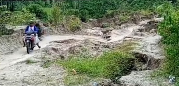 RUSAK BERAT—Pembangunan  jalan lingkar  Duku -  Sicincin yang dirintis semasa Gubernur Sumatra Barat almarhum H Zainal Bakar hingga kini masih merana. Bahkan jalan yang juga lewati Kantor Bupati Padangpariaman mengalami kerusakan berat.