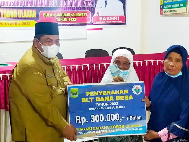 SERAHKAN BLT— Bupati Padangpariaman Suhatri Bur, kemarin, menyerahkan Bantuan Langsung Tunai (BLT) dari Dana Desa (DD) di Nagari Padang Toboh, Kecamatan Ulakan Tapakis, Kabupaten Padangpariaman.