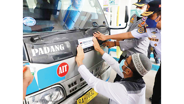 Dishub Padang Imbau Masyarakat Jeli Pilih Bus untuk Mudik, Yudi Indra: Hindari Naik Travel Liar 1 PASANG STIKER— Wali Kota Padang Hendri Septa memasang stiker angkutan Lebaran yang laik jalan saat pemeriksaan di Terminal Anak Aia, beberapa waktu lalu.