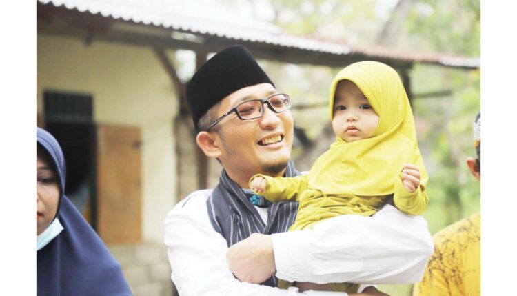 BEDAH RUMAH— Wali Kota Padang, Hendri Septa menggendong anak warga saat mengunjungi rumah yang akan dibedah melalui program SEMATA.