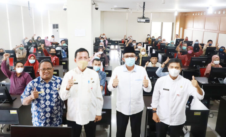 MOTIVASI ASN Wali Kota Padang Hendri Septa saat bersilaturahmi dengan seluruh ASN BKPSDM Kota Padang, di Ruang CAT Balai Kota Padang, Aie Pacah, Kamis (7/4). Silaturahmi dilakukan Wako sebagai bagian dari program Kamis Berseri atau Kamis Bersua Hendri Septa, yang dilaksanakan setiap minggunya.