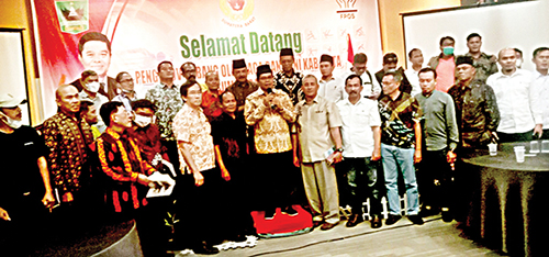 Deklarasi— Mantan Danlantamal II Padang Laksma TNI (Purn) Hargianto, mendeklarasikan diri maju sebagai Calon Ketua KONI Sumbar, di Whiz Prime Hotel, Senin malam (18/4).