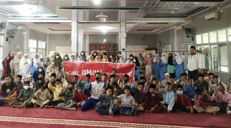 SAFETY RIDING— Peserta berfoto bersama usai tim Safety Riding PT. Hayati Pratama Mandiri menggelar edukasi keselamatan berkendara kepada para pelajar SMP di Masjid Iqra Alai Parak Kopi.