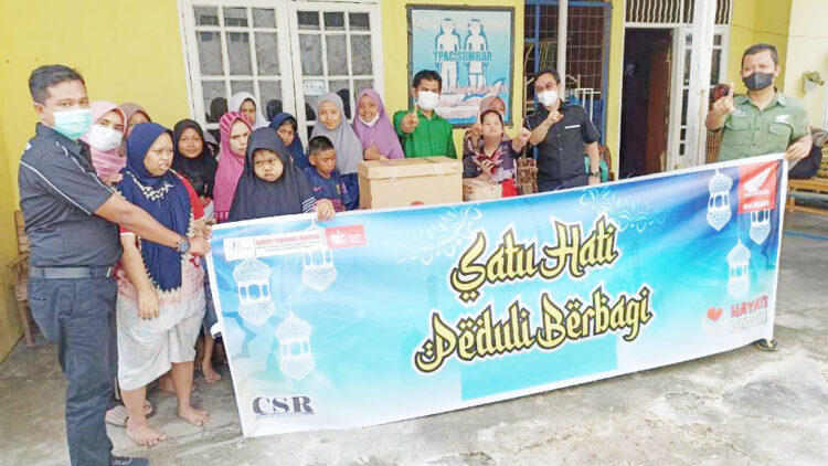 Honda Hayati Peduli, Berbagi Bersama Anak Yatim di Kota Padang 1 SERAHKAN BANTUAN— PT Hayati Pratama Mandiri memberikan bantuan kepada 10 panti asuhan yang ada di seputaran Kota Padang.