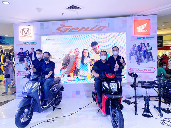 Menara Agung Kenalkan New Honda Genio 1 PAMERKAN-Jajaran Management PT. Menara Agung memamerkan New Honda Genio saat peluncuran di salah satu Mall di Padang, Sabtu (9/4).