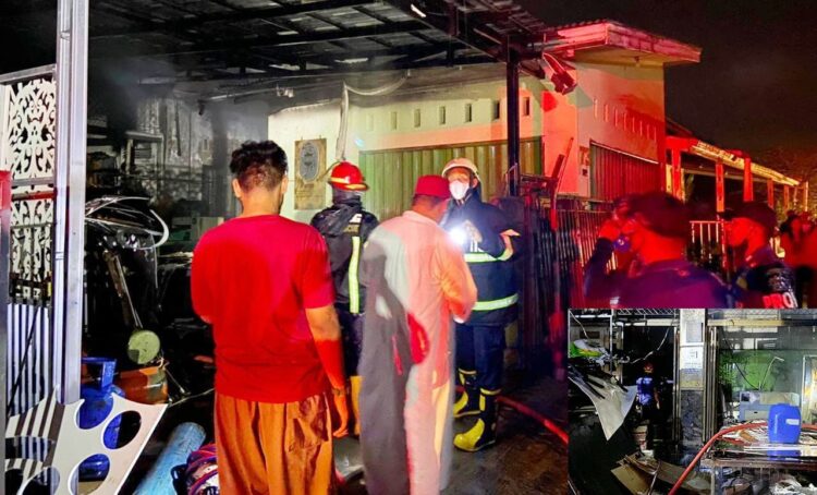 Sempat Terdengar Bunyi Letusan, Rumah Sekaligus Toko Advertising Ludes Terbakar di Kota Padang 1 KEBAKARAN— Kebakaran menghanguskan satu unit rumah yang juga toko advertising di Jalan Kampung Baru Kelurahan Sawahan Timur, Kecamatam Padang Timur Kota Padang, Jumat (1/4) sekitar pukul 00.02 WIB.