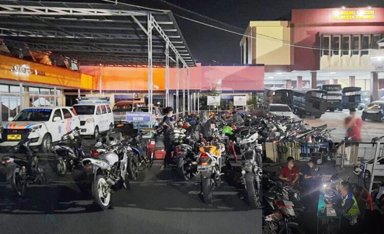 ANTISIPASI TAWURAN— Sebanyak 12 remaja diamankan berserta alat-alat yang digunakan untuk aksi tersebut dibeberapa titik. Selain itu, aparat juga menilang sebanyak 30 motor dan 11 unit mobil dalam gelar Cipta Kondisi (Cipkon).