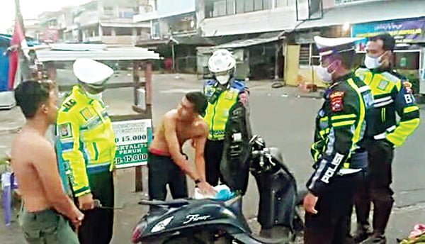 PATROLI SAHUR— Jajaran Satlantas Polresta Padang pada Minggu pagi (3/4), sekitar pukul 05.30 Wib,  melakukan Patroli Sahur. Sebanyak 12 kendaraan yang memakai knalpot racing dan pengendara yang tidak memakai helm berhasil dikandangkan.