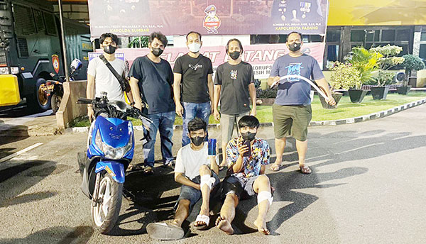 Bawa Klewang dan Celurit, Dua Sekawan Ancam dan Rampas Hp Korbannya di Kota Padang 1 RAMPAS HP— Dua pelaku Arsyandu Sepa Bole (22) dan M Ravil (19) yang mengancam korbannya menggunakan senjata tajam dan merampas Hp ditangkap Tim Klewang Polresta Padang.