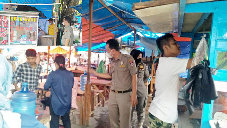 2 Pemilik Warung di Pasar Raya Padang Nekat Jualan di Siang Hari Ramadhan 1 JUALAN SIANG HARI— Petugas Satpol PP Kota Padang mendatangi pemilik warung makanan yang sudah buka siang hari Ramadhan. Sesuai aturan, jam operasional warung makan selama Ramadhan baru buka pada pukul 16.00 WIB.