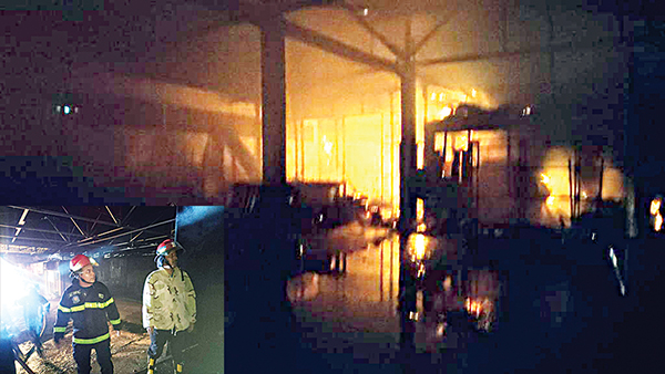 PEMADAMAN API—  Petugas Damkar Kota Padang berusaha memadamkan api yang merambat membakar rumah semi permanen dan juga gudang penyimpanan gas LPG 3 kg, di di Gang Gembira RT 002 RW 002, Kelurahan Indarung, Kecamatan Lubuk Kilangan, Kamis (7/4) sekitar pukul 01.40 WIB.