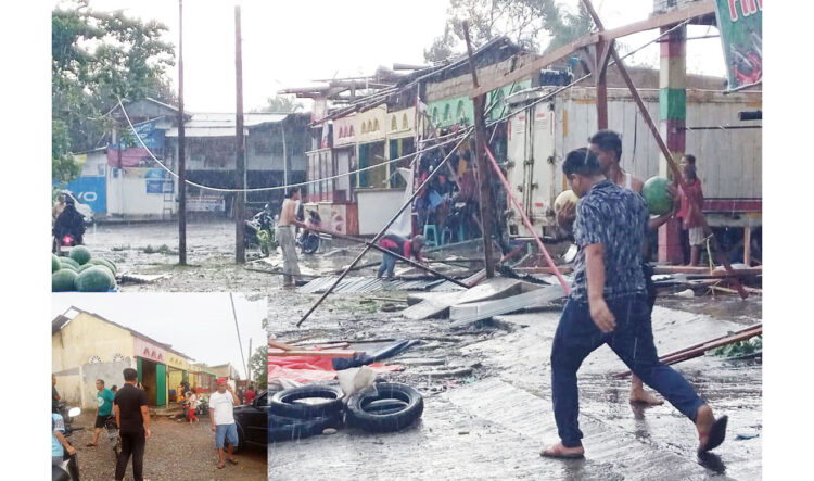 puting beliung— Puing-puing bangunan yang rusak akibat dihantam angin puting beliung Jumat (8/4) sekitar pukul 16.20 WIB