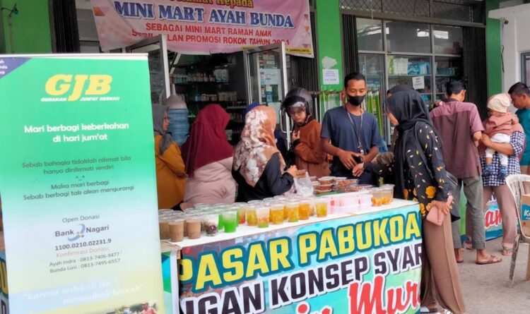 Pasar Pabukoan Syariah Muamalah Diserbu Pembeli 1 DISERBU PEMBELI— Pasar Pabukoan Syariah Muamalah di pelataran parkir Mini Market Ayah Bunda Desa Santur, Kecamatan Barangin, Kota Sawahlunto diserbu pembeli untuk membeli makanan dan minuman untuk berbuka puasa.