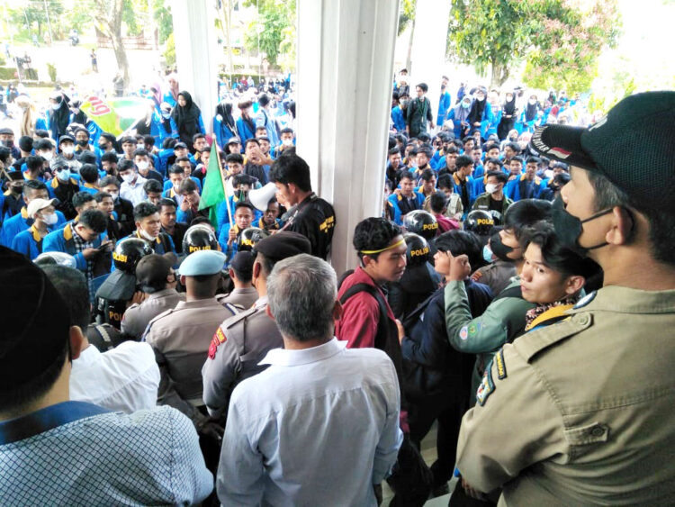 Ratusan mahasiswa mendesak masuk gedung DPRD Tanahdatar.