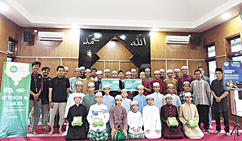 BERBAGI— Inisiatif Zakat Indonesia (IZI) Perwakilan Sumbar berfoto bersama dengan para Santri Surau Al Qur’an RAS di Kecamatan Koto Tangah, Selasa (12/4), usai membagikan 70 paket ifthar dan takjil.