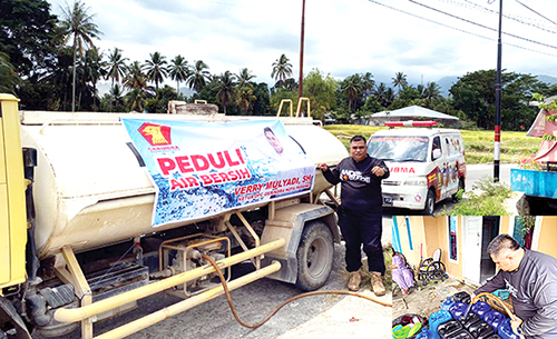 PENYALURAN AIR BERSIH— Ketua DPC Gerindra Kota Padang Verry Mulyadi SH, langsung memimpin penyaluran bantuan air bersih ke rumah warga di Kelurahan Batu Gadang, Kecamatan Luki. Ada lebih 12.000 ribu liter air bersih yang disalurkan ke warga.