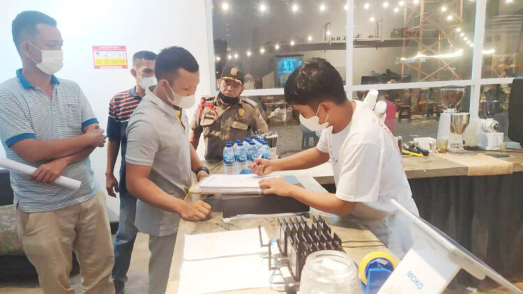 Nekat Adakan Live Music di Malam Ramadhan, Coffee Shop dan Biliard Terjaring Razia di Kota Padang 1 RAZIA— Petugas Satpol PP mendatangi tempat hiburan, coffee shop yang masih menampilkan live music di malam Ramadhan, Kamis (14/4).