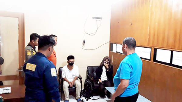 Ciuman di Pantai Pasir Jambak, Pasangan Remaja Diamankan Warga 1 DIAMANKAN WARGA— Kedapatan tengah berciuman di kawasan Pantai Pasir Jambak, pasangan remaja, R dan DA diamankan warga, Sabtu (16/4). Takut diamuk massa yang geram, keduanya dibawa ke Mako Satpol PP untuk dilakukan pembinaan.