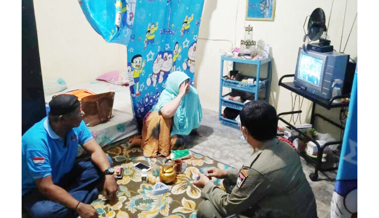 DIAMANKAN WARGA— Pasangan yang tidak muda lagi, DK (59) dan ES (57), diamankan warga di Jalan Perjuangan, Kecamatan Padang Utara, Minggu (17/4) malam. Untuk menghindari kemarahan warga, keduanya dibawa ke Mako Satpol PP untuk menjalani pemeriksaan.