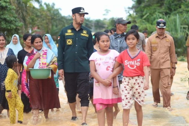 SAMBANGI—Bupati Sijunjung Benny Dwifa dan Wabup Iraddatillah menyambangi warga terdampak bencana banjir di Kecamatan Kamang Baru.