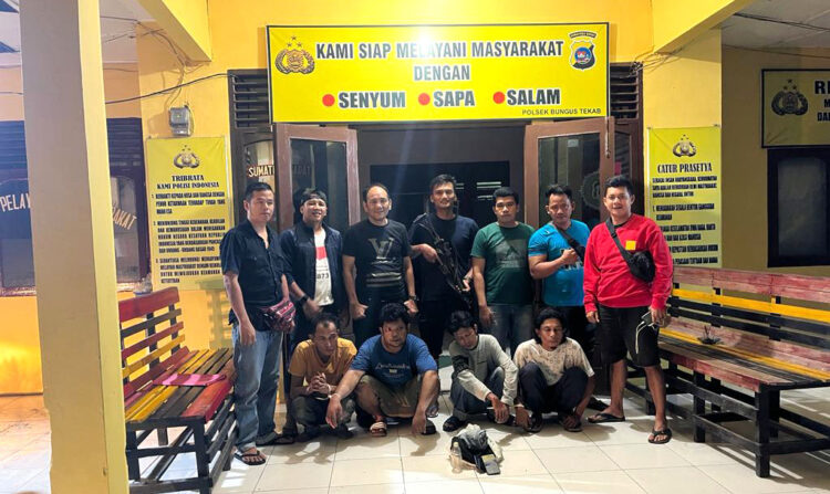 PESTA NARKOBA— Empat pelaku yang kepergok pesta narkoba di warung kosong diamankan di Polsek Bungus Teluk Kabung.