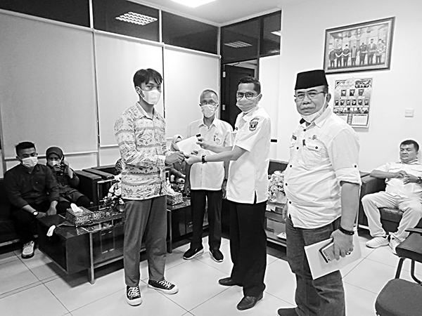 Bangun Solidaritas dan Rasa Memiliki, Sekretariat DPRD Sumbar Berbagi dengan Anak Yatim 1 Serahkan Santunan--Sekretaris DPRD Sumbar, Raflis menyerahkan santunan untuk anak yatim dari keluarga mantan staf yang meninggal dan pernah bertugas di DPRD Sumbar.