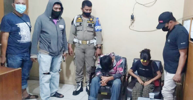 PERBUATAN TERLARANG— SV (14) perempuan, masih berstatus pelajar disalah satu SMP di Kota Padang, dan teman laki-lakinya, AR (16) menjalani pemeriksaan di Mako Satpol PP. Keduanya mengaku sudah melakukan hubungan suami istri saat ditangkap warga di Rumah Gadang RTH Imam Bonjol, Rabu (20/4) dinihari WIB.