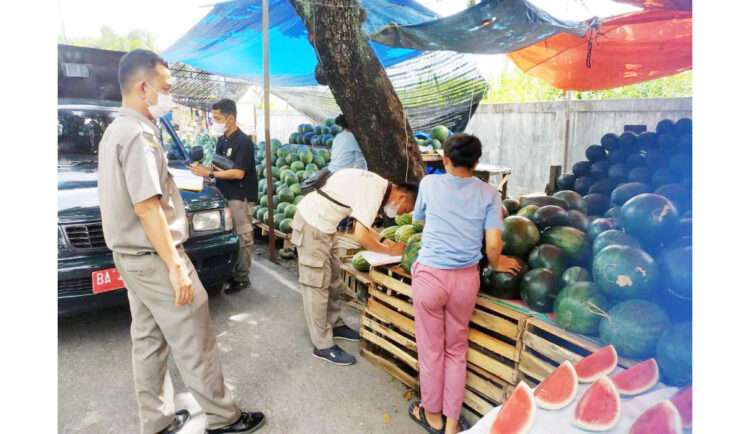MENGHABISI TROTOAR— Pedagang buah di depan PT KAI Sumbar, menghabisi seluruh sisi trotoar untuk meletakkan barang dagangannya. Kemarin, petugas Satpol PP memberikan surat perintah pembongkaran sendiri oleh pedagang dalam waktu 1x24 jam.