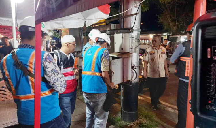 RAZIA LISTRIK ILEGAL— Petugas PLN dan UPTD PJU Dishub Kota Padang beserta Kabid Pengendalian dan Pelaporan Bapenda Padang Atoz  dan Kasubid Evaluasi dan Pengendalian Al Anhar  melakukan razia yang dilakukan di lima titik yang dinilai rawan memakai listrik ilegal di kawasan Pedagang Kaki Lima di Jalan Gereja.