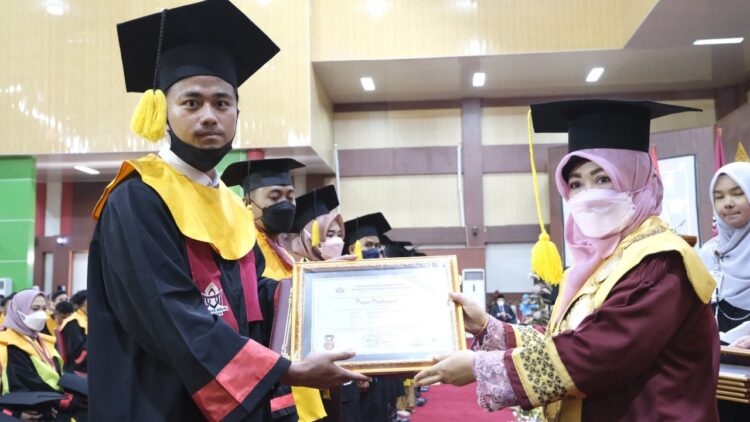 WISUDA--Rektor UIN IB Prof Martin Kustati mewisuda mahasiswa UIN IB, Sebanyak 754 orang wisudawan Universitas Islam Negeri (UIN) Imam Bonjol Padang ikuti pelaksanaan wisuda angkatan 87 di hari pertama. Acara ini digelar di Auditorium Prof. Mahmud Yunus, Rabu, (27/04).