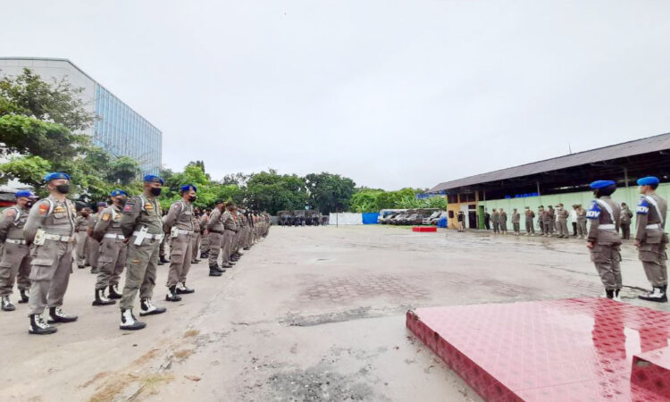 PELEPASAN PERSONEL— Wali Kota Padang Hendri Septa memimpin upacara pelepasan 100 personel Satpol PP dalam melaksanakan pengamanan dan pengawasan Ketertiban Umum dan Ketentraman Masyarakat selama libur nasional atau cuti bersama Hari Raya Idul Fitri 1443 H/2022, Kamis (28/4).