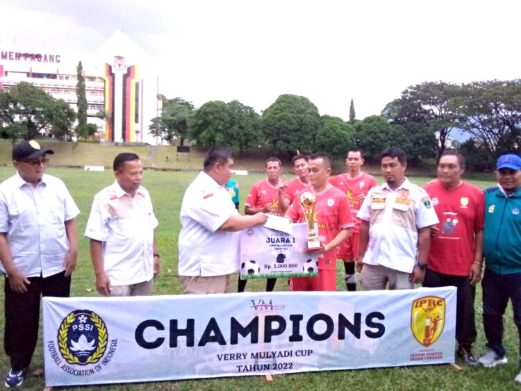 SERAHKAN HADIAH— Verry Mulyadi menyerahkan trofi dan uang pembinaan kepada tim Kinantan FC yang telah berhasil menjuarai  Turnamen Verry Mulyadi Cup 2022.