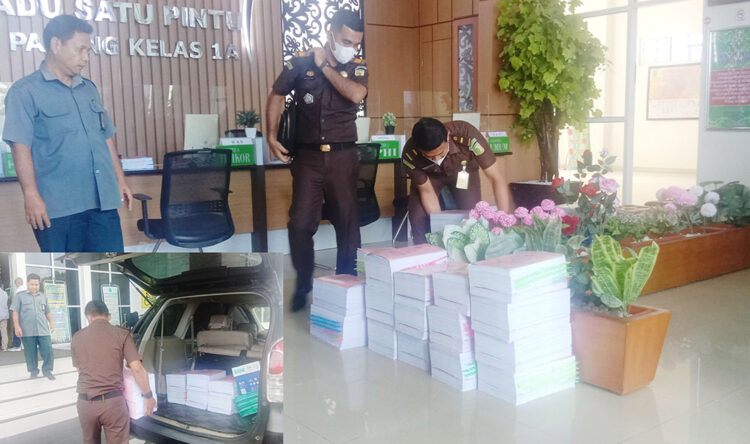 Kasus Korupsi Pembebasan Lahan Tol Segera Disidangkan, Kejari Pariaman Serahkan Berkas Perkara kepada PN Tipikor 1 SERAHKAN BERKAS PERKARA— Tim Kejaksaan Negeri Pariaman menyerahkan berkas perkara kasus korupsi penggantian lahan Tol Padang-Pekanbaru ke Pengadilan Tipikor Padang, Selasa (5/4).