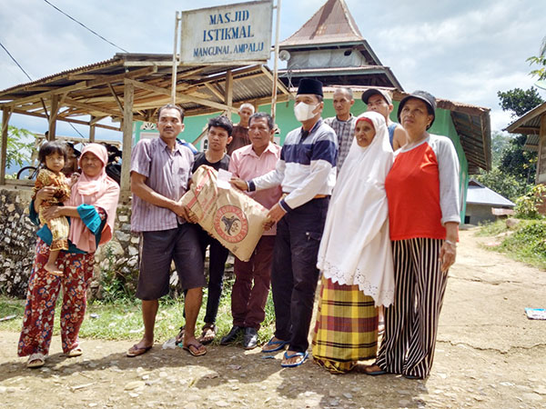 TERIMA BANTUAN— Pengurus Masjid Istikmal dan jamaah masjid serta tokoh masyarakat menerima bantuan semen dari Irfendi Arbi di Jorong Manggunai Tinggi, Nagari Ampalu, Kecamatan Lareh Sago Halaban, Kabupaten Limapuluh Kota.