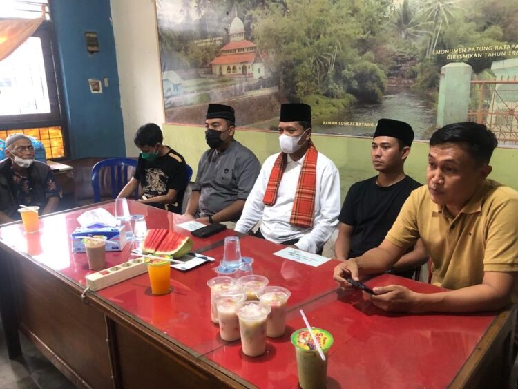 BERBUKA PUASA— H.Irfendi Arbi saat buka puasa bersama awak media di Balai Wartawan Luak Limo Puluah didampingi pengurus dan anggota Balai Wartawan.