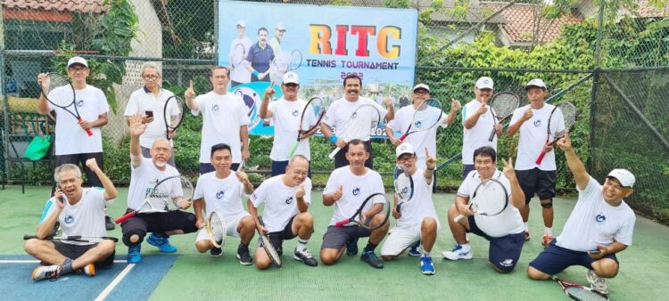Irjen Pol (Purn) Fakhrizal Dukung Pertandingan Tenis Internal RITC 1 FOTO BERSAMA—Irjen Pol (Purn) Fakhrizal foto bersama sebelum bertanding.